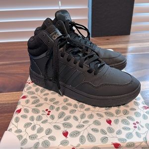 Boys Black adidas high top size 4